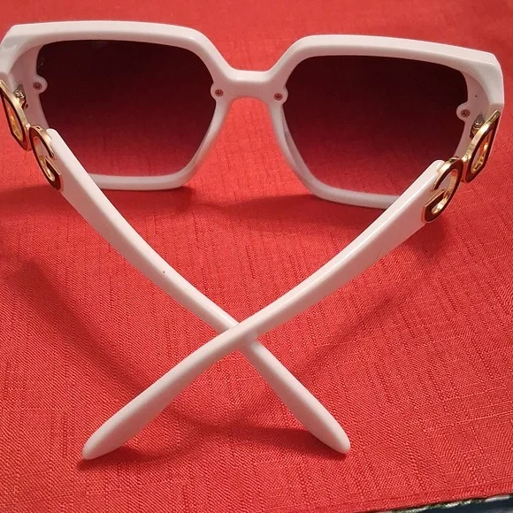 NOT QUITE FAMOUS SUNGLASSES - Picture 5 of 7